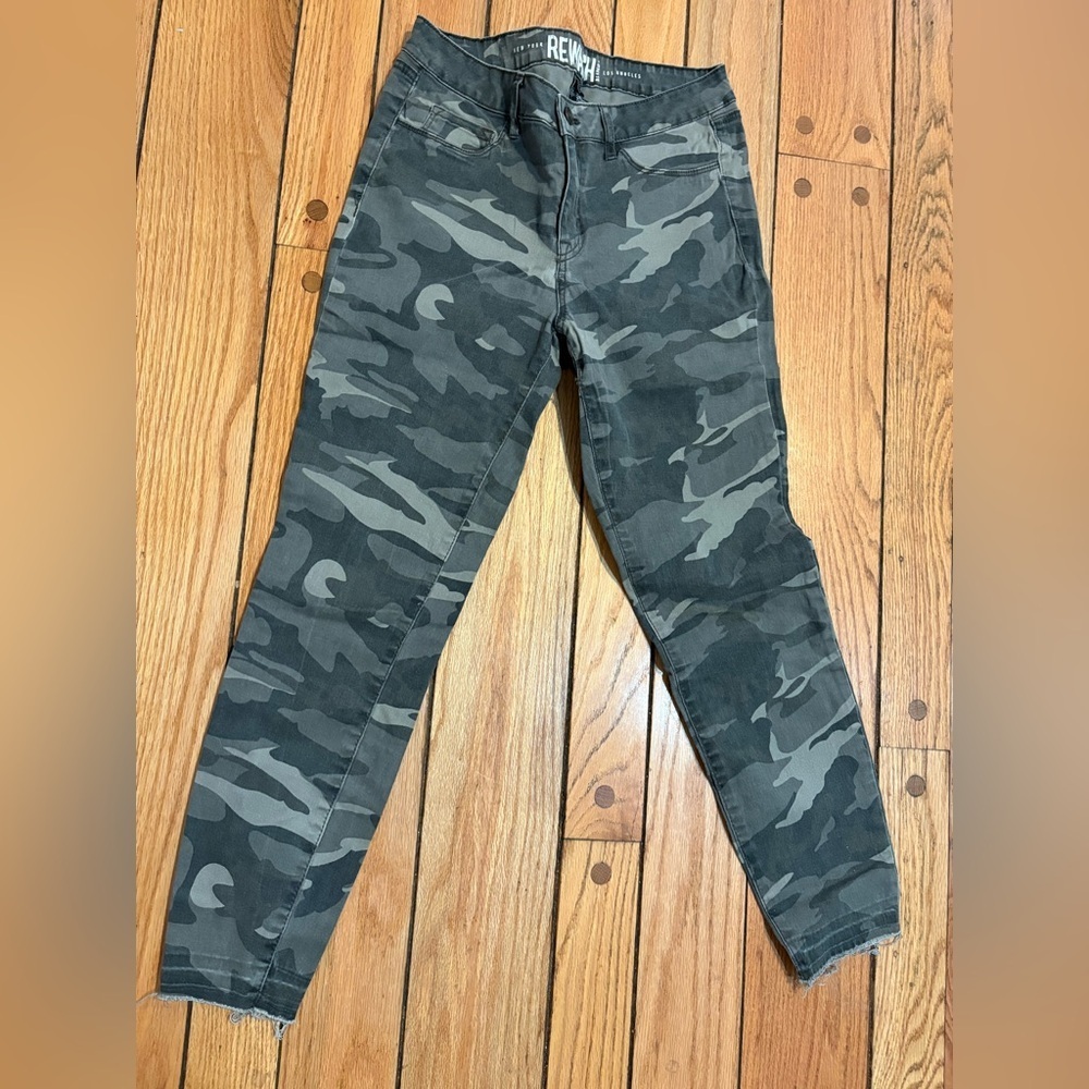 Women’s Rewash Gray Camouflage Pants Cropped size 7 28 - Picture 2 of 3